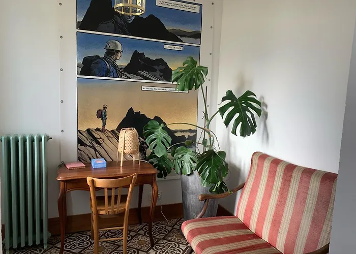 A Deux Pas De La Gare, La Maison Rouge