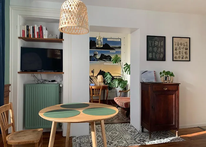 A Deux Pas De La Gare, La Maison Rouge