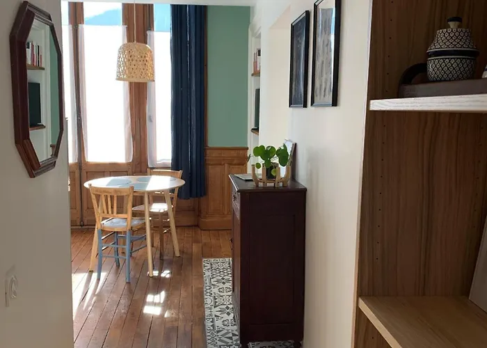 A Deux Pas De La Gare, La Maison Rouge