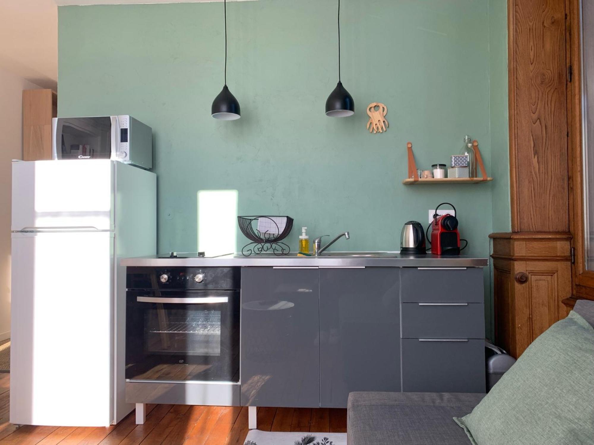 A Deux Pas De La Gare, La Maison Rouge Apartment *