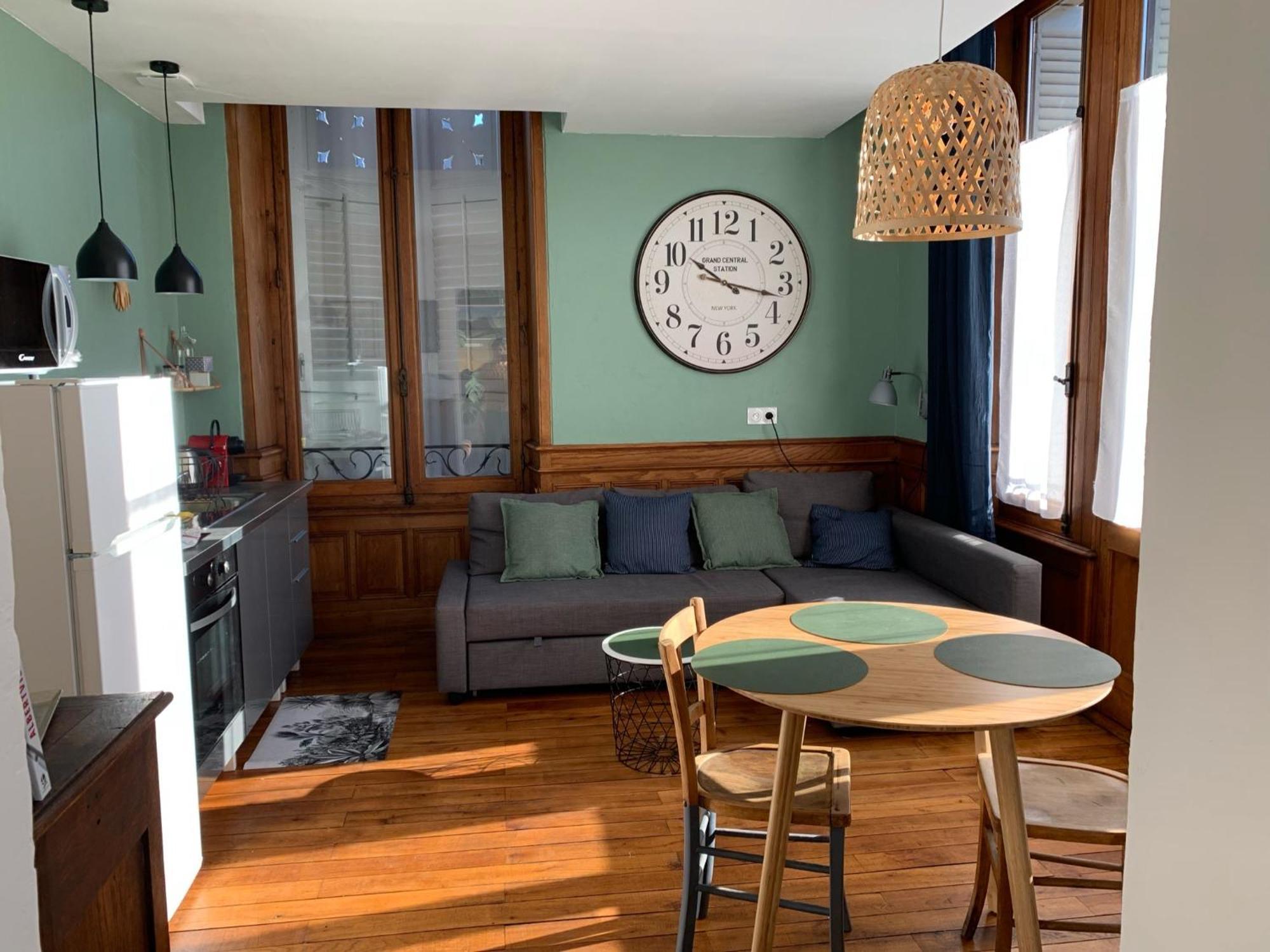 A Deux Pas De La Gare, La Maison Rouge