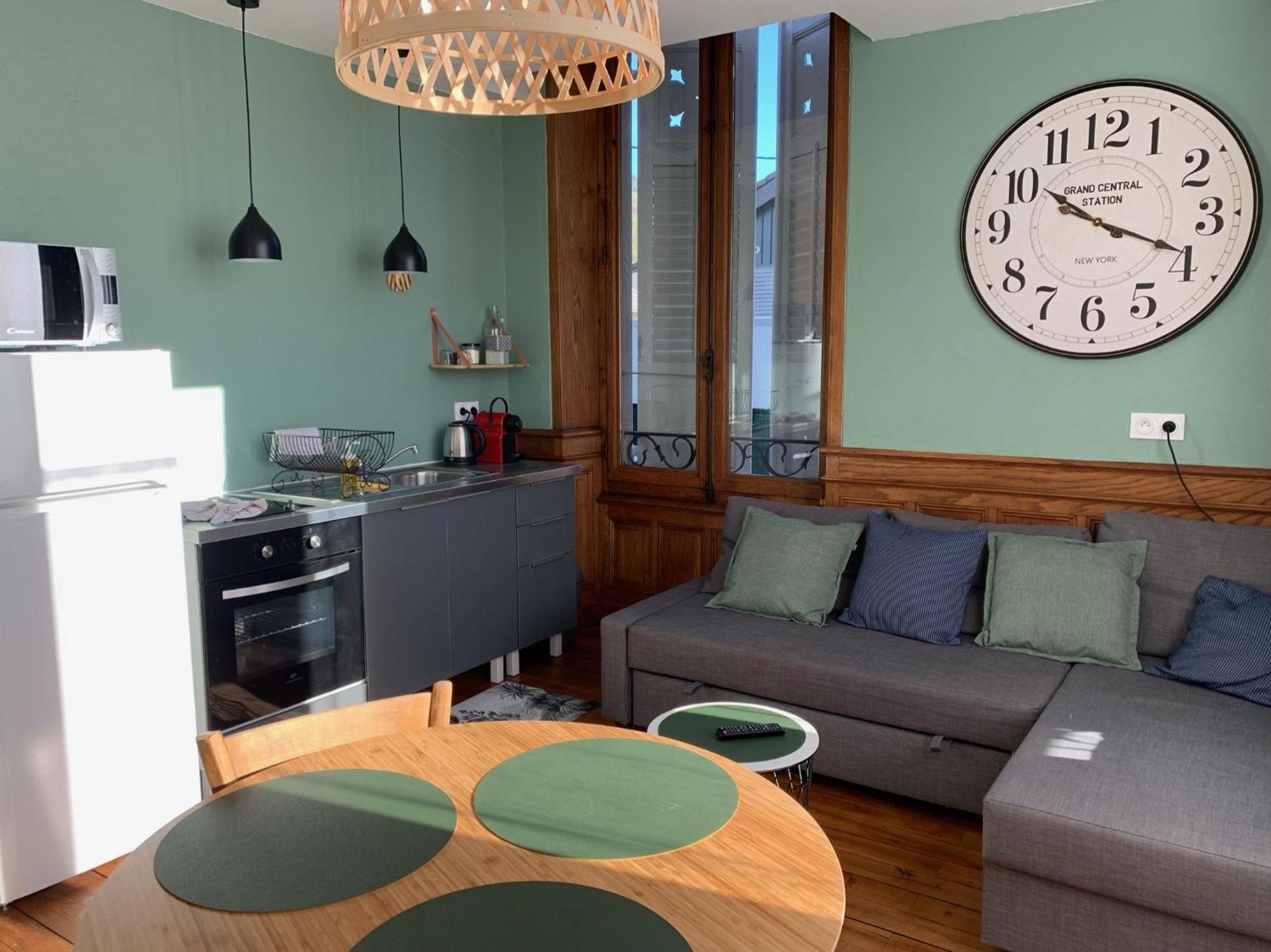 A Deux Pas De La Gare, La Maison Rouge *